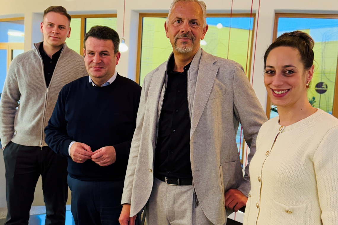 Der Wahlkampf in den Wahlkreisen hat begonnen: Nico Schreckenberg, Hubertus Heil, Marc Schreckenberg und Jessica Schnäker (v.l.n.r.) (Foto: Galvanotechnik Kessel)